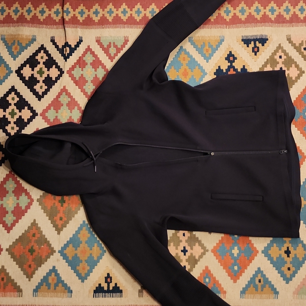 Descente Jogging Outfit (Black, XL, included pants and top)